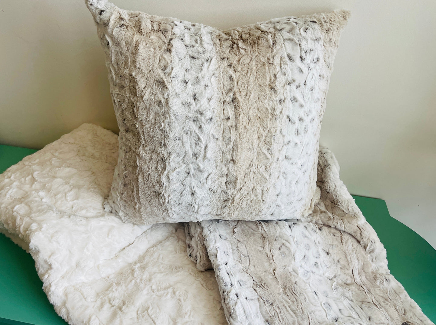 Lynx Faux Fur Minky Pillow (22" x 22")