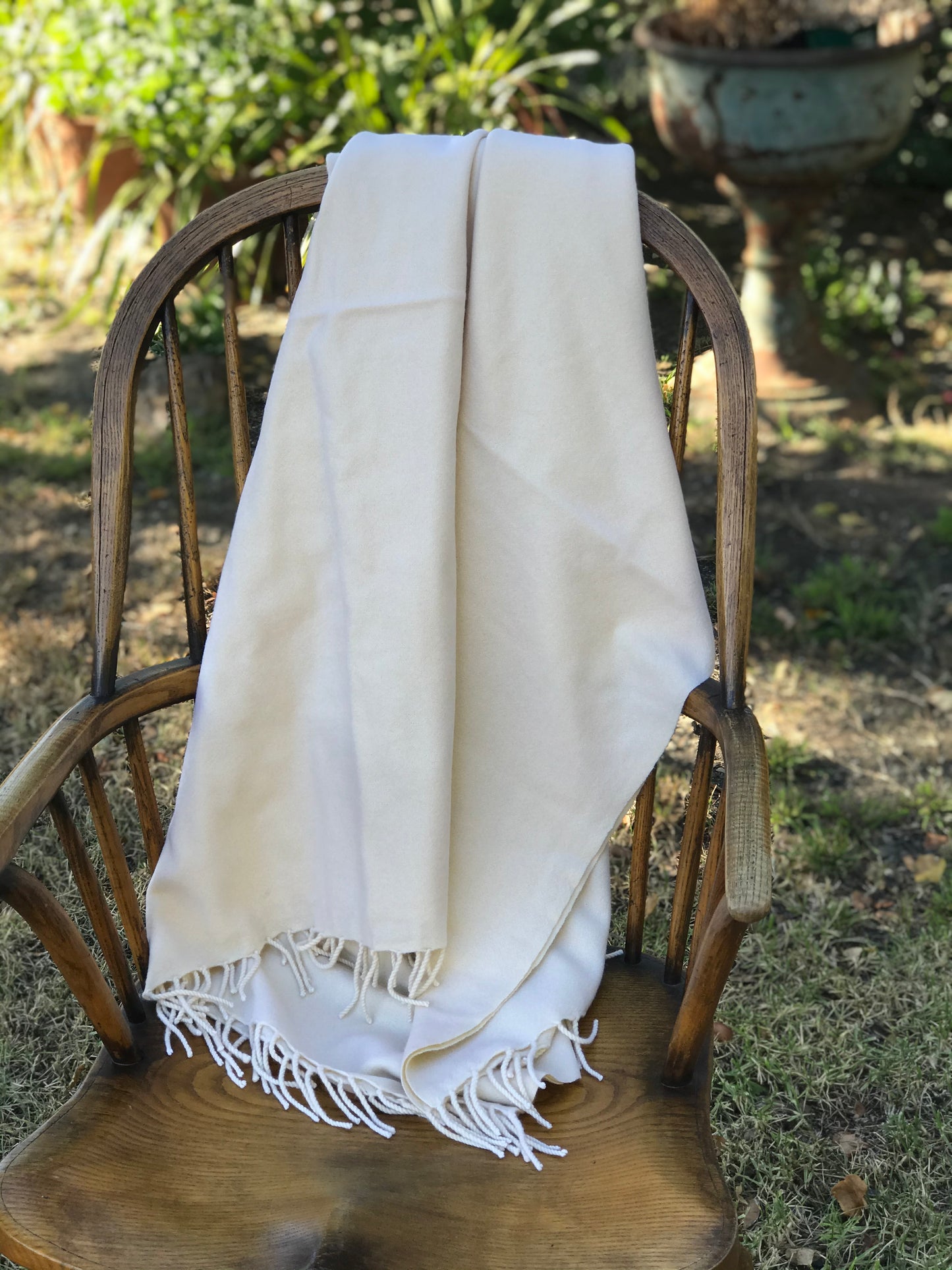 Opulent Cashmere Blanket with Fringe in Winter White