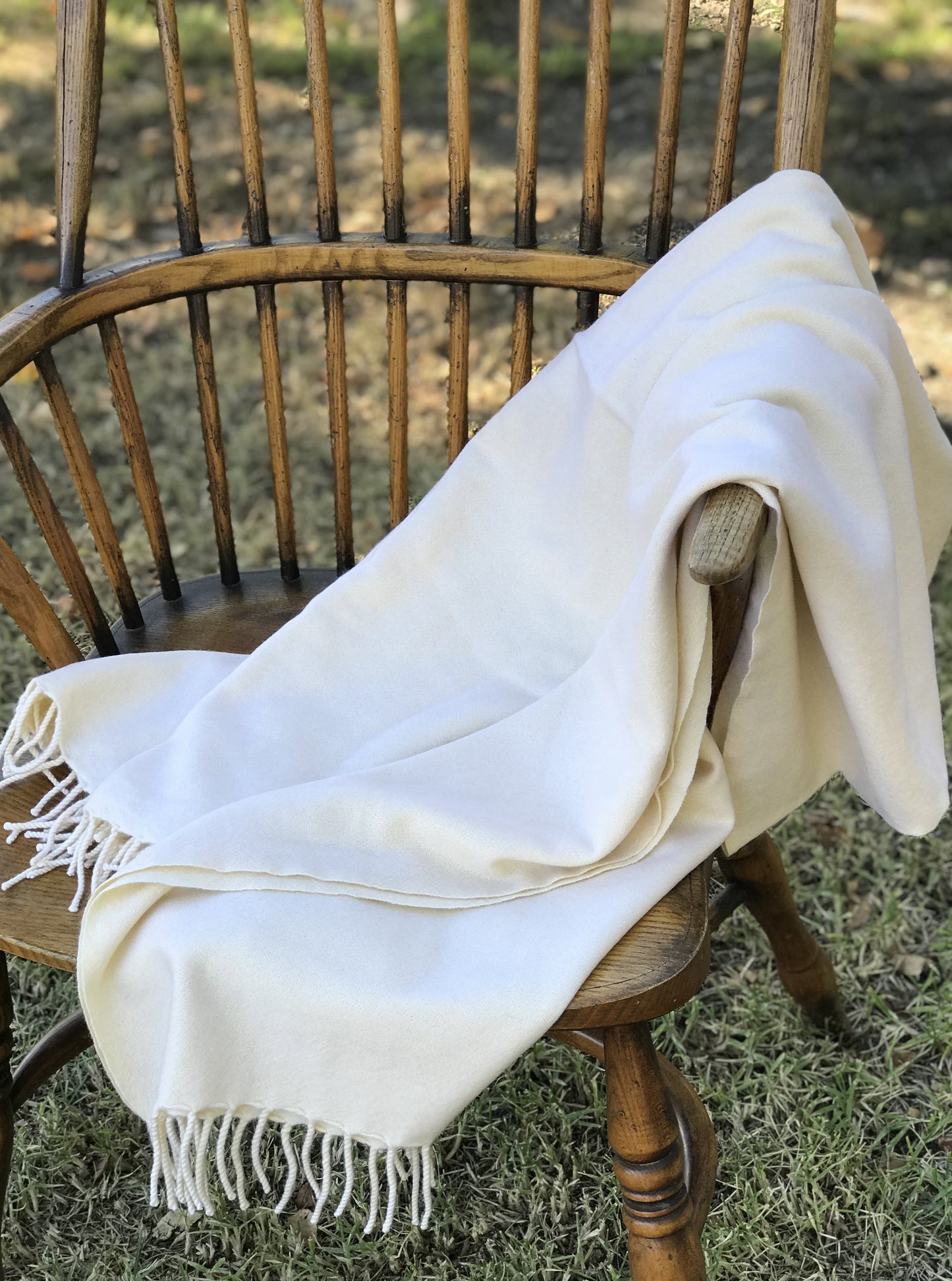 Opulent Cashmere Blanket with Fringe in Winter White